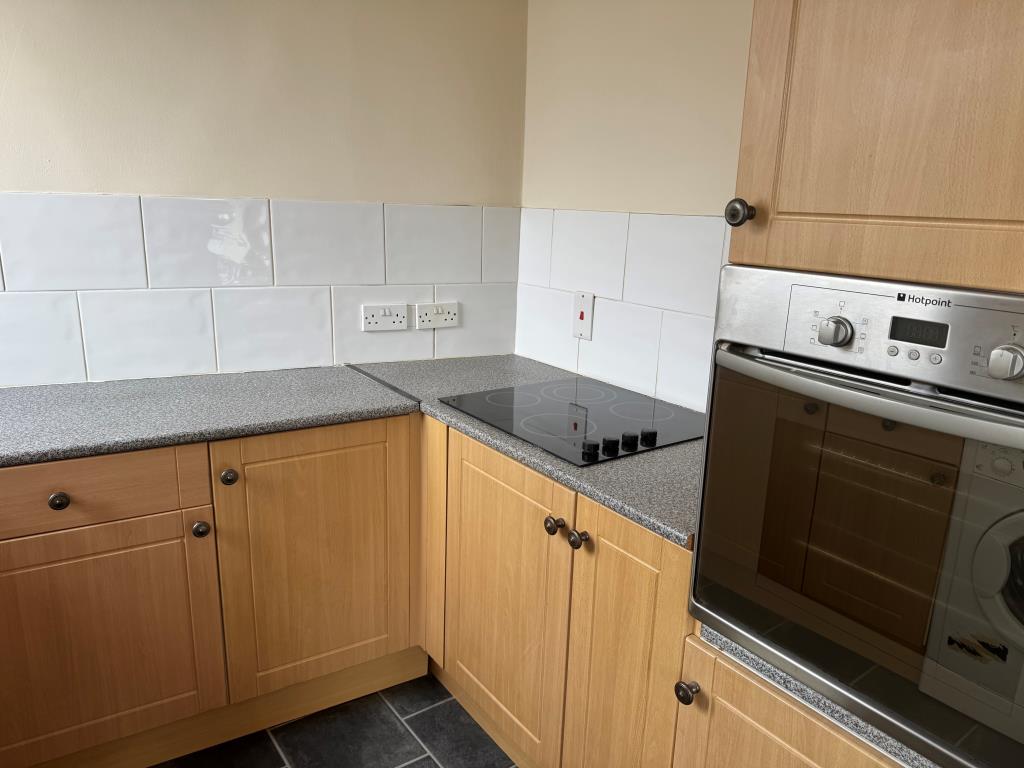 Lot: 59 - TOWN CENTRE FLAT FOR INVESTMENT OR OCCUPATION - A View of the Kitchen and Cooker